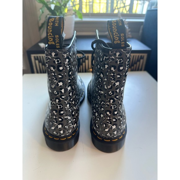 Dr. Martens NWOT 1460 Women's Gray Leopard Print Lace Up Boots Sz. US 8 - Picture 3 of 6